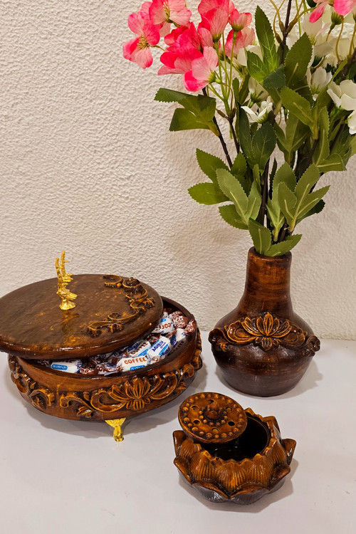 ست پذیرایی جلو مبلی سنگی طرح چوب با تم رنگی متفاوت در فروشگاه دگوزین