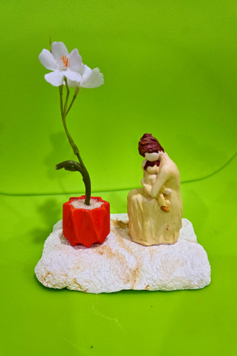 مجسمه ی مادر، گل و گلدان سنگی با زیرپایی