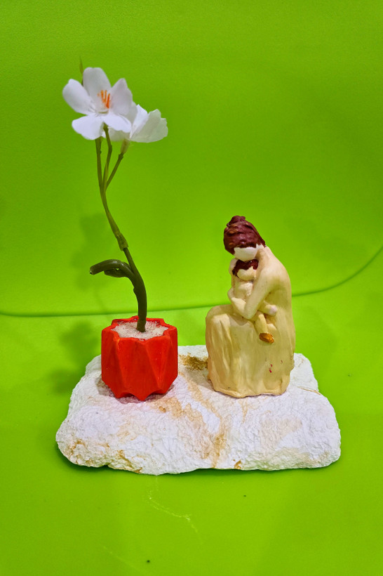 مجسمه ی مادر، گل و گلدان سنگی با زیرپایی